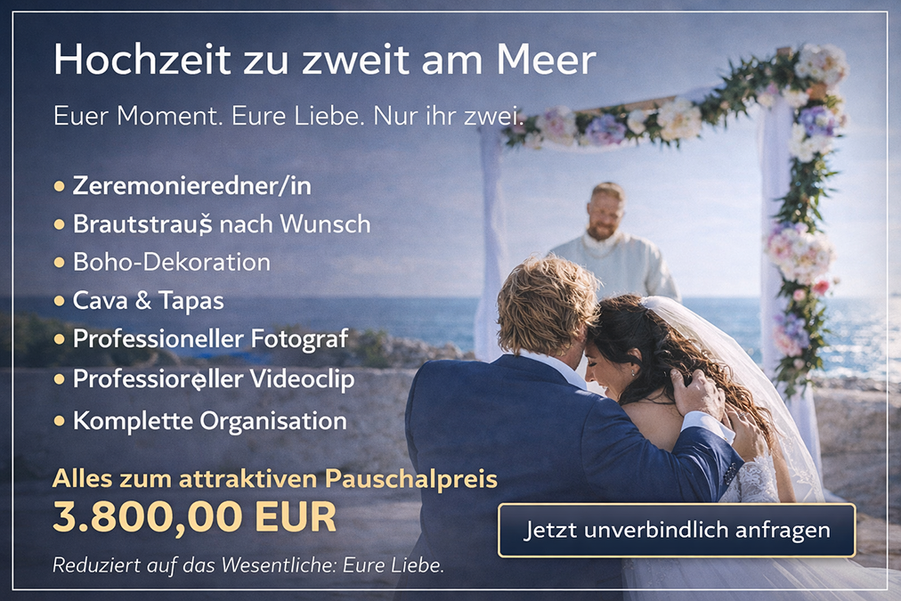 Hochzeit zu zweit am Meer auf Mallorca – Brautpaar umarmt sich vor Traubogen ab 3.800 EUR